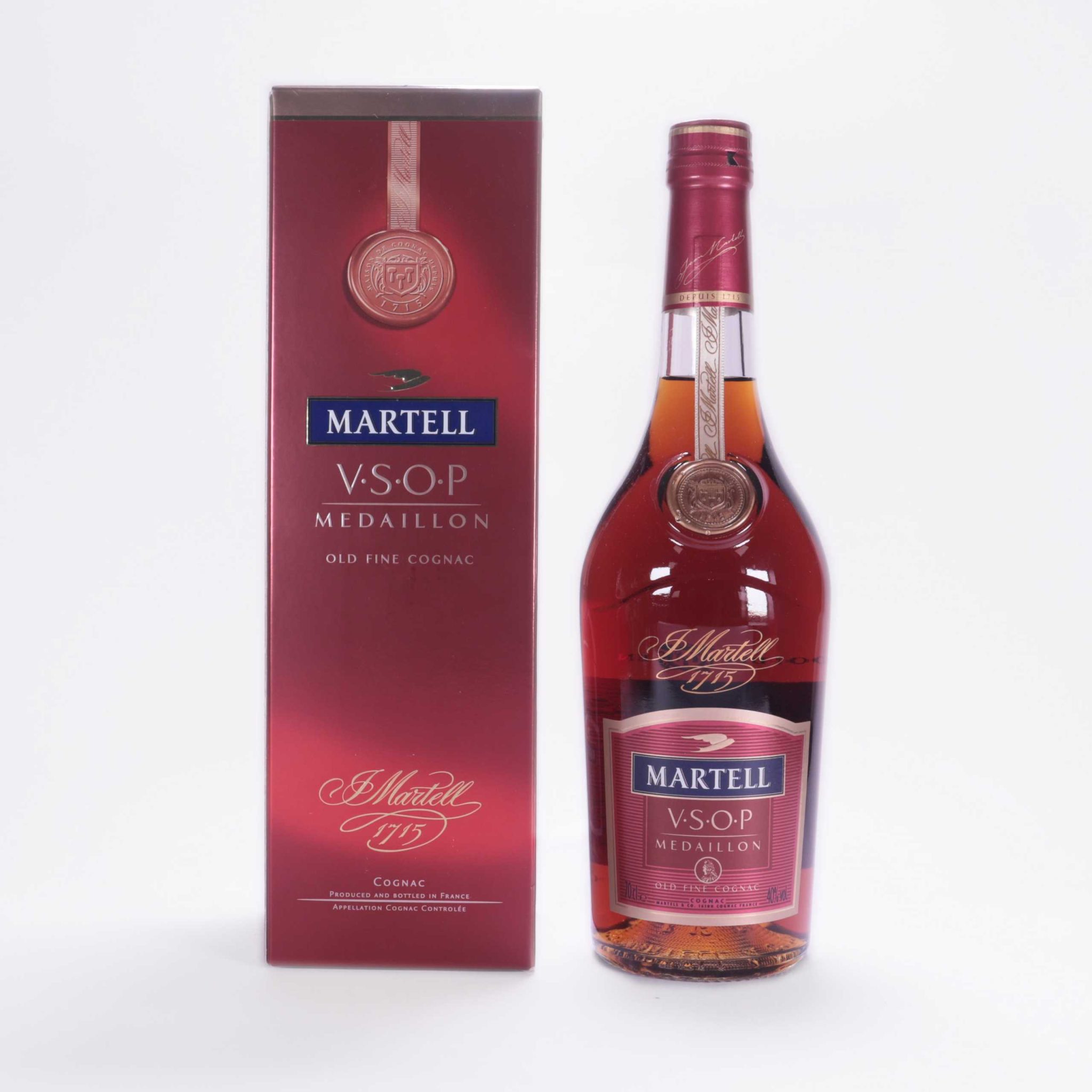 Martell vsop 0.7. Мартель ВСОП. Martell VSOP Medaillon old Fine Cognac 1715. Коньяк Martell VSOP Medaillon. Мартель VSOP Medaillon.